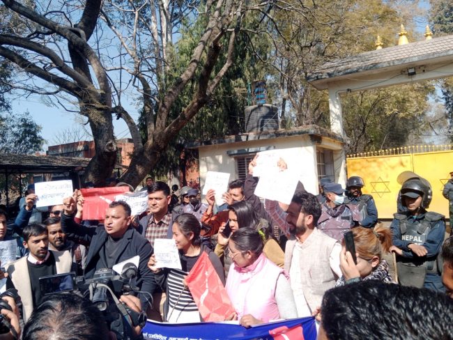 जनक शिक्षामा दिनभर विद्यार्थीको धर्ना, गेट तोडफोड