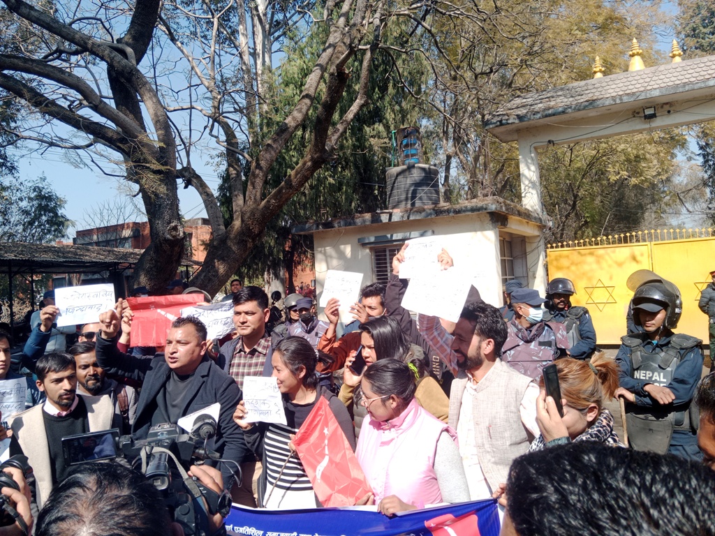 जनक शिक्षामा दिनभर विद्यार्थीको धर्ना, गेट तोडफोड