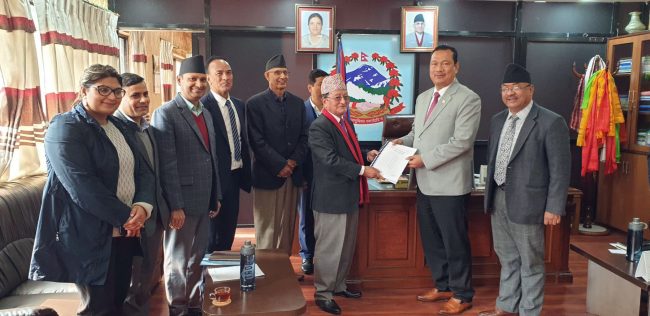 मन्त्री मोदीलाई विधेयक हस्तान्तरण