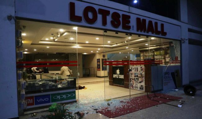 गोंगबुमा मोबाइल लुटेको आरोपमा ४ जना पक्राउ