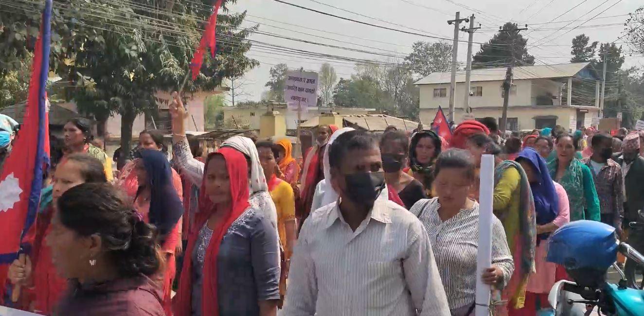 जिल्ला प्रशासन कार्यालय उदयपुर अगाडी लघुवित्तपीडितहरुको आन्दोलन