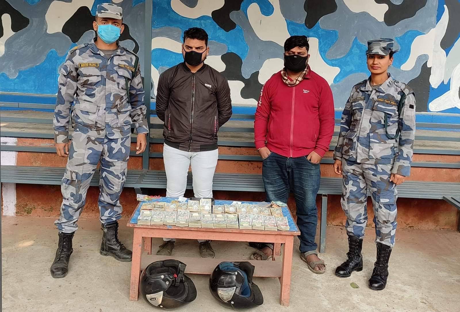 हेल्मेटभित्र लुकाएर ल्याएको १८ लाख नेपाली रुपैयाँसहित दुई जना भारतीय नियन्त्रणमा