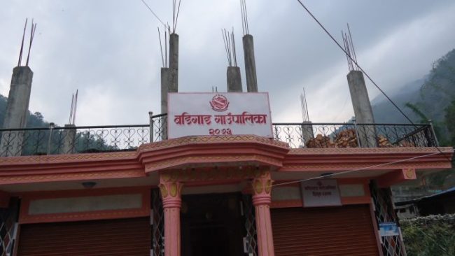 बडिगाड गाउँपालिकाको ‘सुत्केरी पोषण’ कार्यक्रम : सुत्केरीलाई लोकल भाले सहित ध्यू र अण्डा वितरण