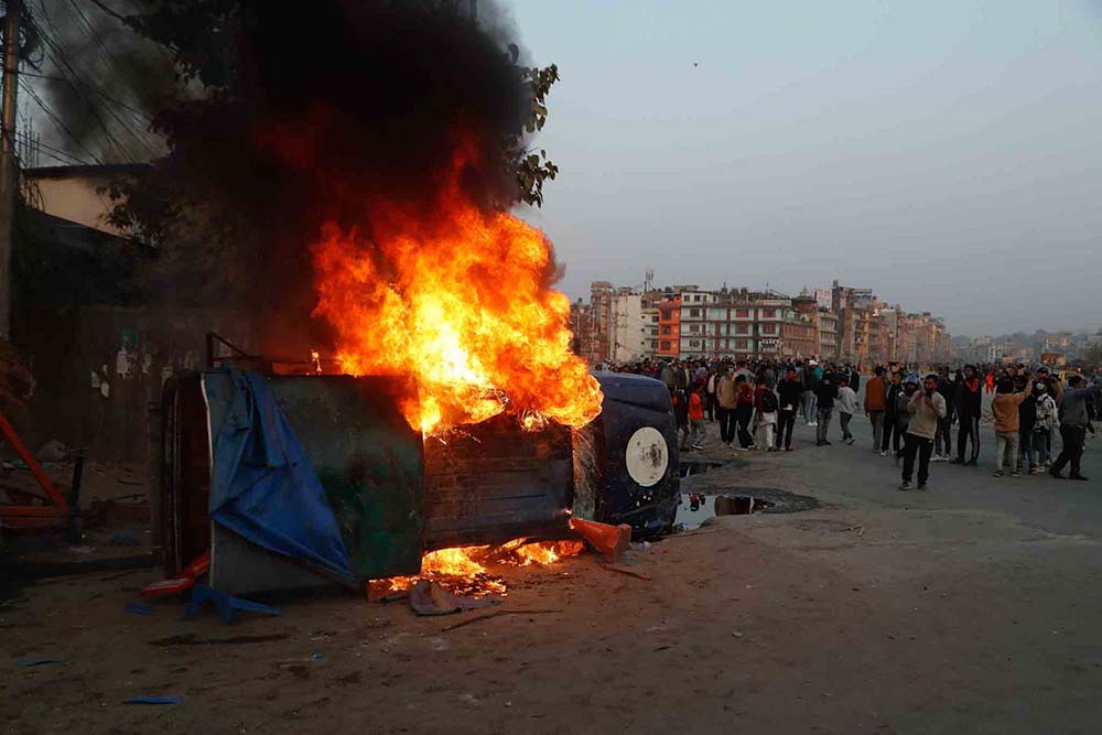 यातायात मजदुरको आन्दोलनः प्रहरीका दुई गाडी जले, अस्थायी प्रहरी विट जलाइयो