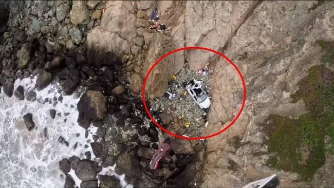 आफ्नी श्रीमती र छोराछोरीलाई मार्न एक व्यक्तिले चट्टानको बीचमा आफ्नो कार खसालिदिए !