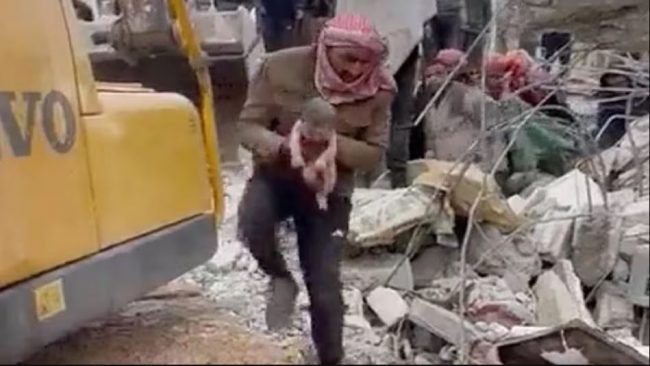 भूकम्पपछि भग्नावशेषमा फसेकी आमाले बच्चा जन्माइन्, बच्चा सकुशल आमाको मृत्यु (भिडियोसहित)