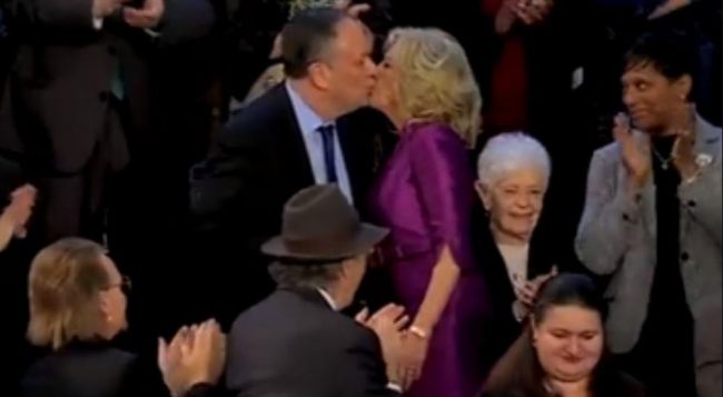 अमेरिकी राष्ट्रपतिकी श्रीमतीले उपराष्ट्रपतिका श्रीमानलाई ओठमै चुम्बन गरिदिएपछि…