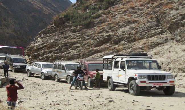 कर्णाली राजमार्ग : बर्सेनि जोखिमपूर्ण यात्रा गर्दै नागरिक, स्तरोन्नतिका लागि स्रोतको खोजीमा सरकार