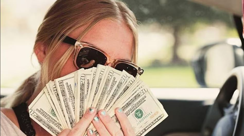 महिला भिखारीसँग करोडौं रुपैयाँ नगद र विलासी कार भेटिएपछि प्रहरीले कारबाही गर्‍यो