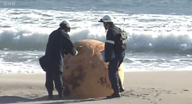 जापानको तटमा फेला परेको ठूलो धातुको बल हटाइयो, तर यो के थियो थाहा छैन