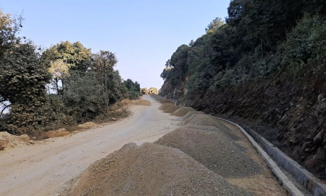 कालोपत्रेको ठेक्का लिएको ठेकेदार कम्पनी सामान उठाएर हिँड्यो