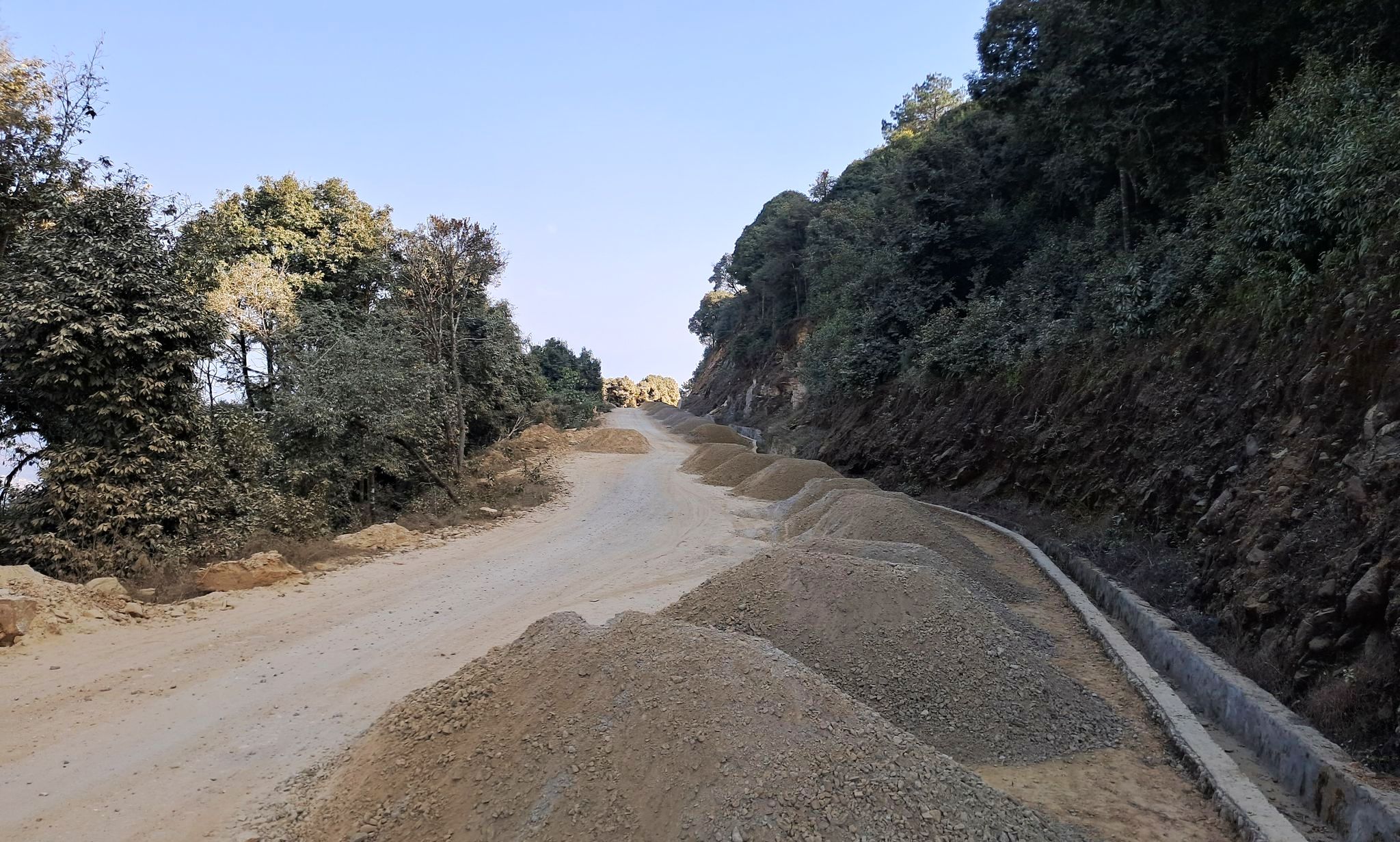 कालोपत्रेको ठेक्का लिएको ठेकेदार कम्पनी सामान उठाएर हिँड्यो