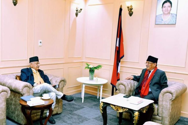 सिंहदरबारमा प्रधानमन्त्री प्रचण्ड र ओलीबीच छलफल