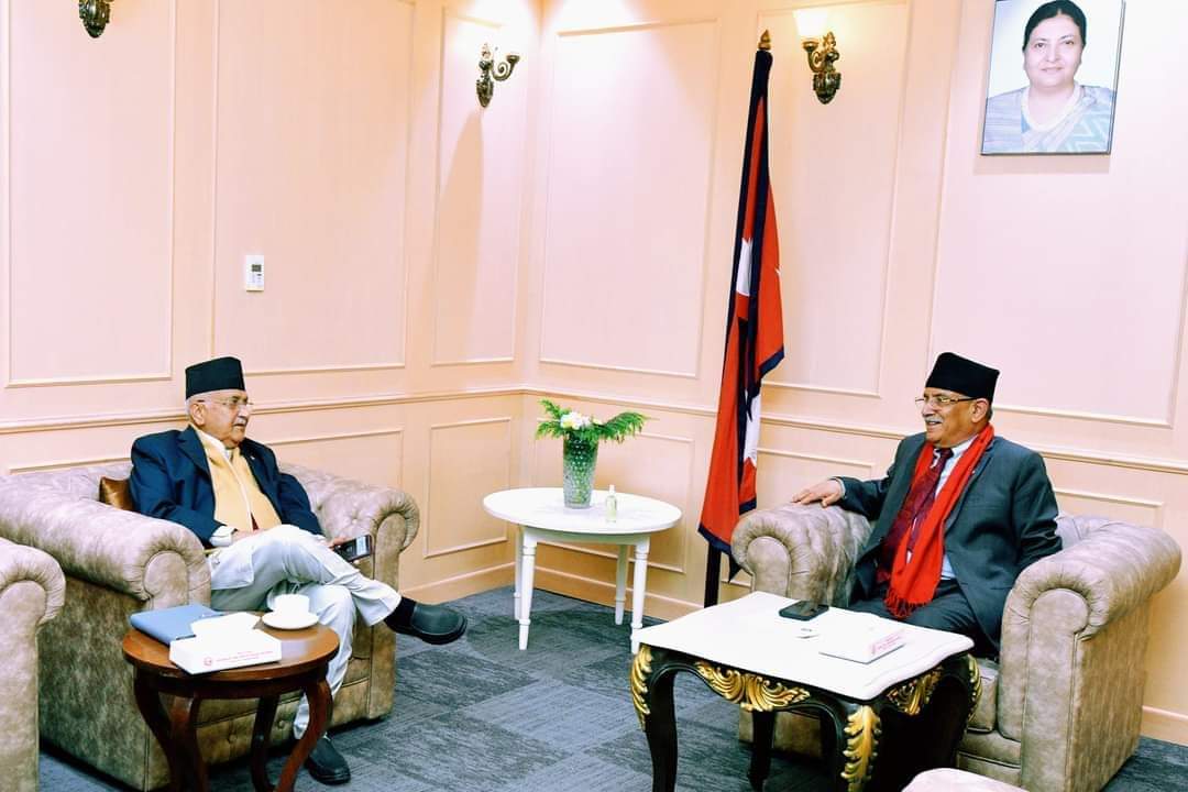 सिंहदरबारमा प्रधानमन्त्री प्रचण्ड र ओलीबीच छलफल