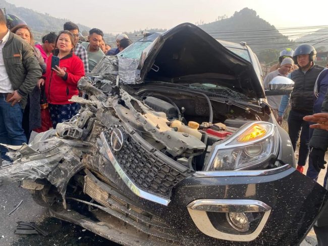 धुलिखेल अस्पतालका स्टाफ सवार बससँग कार ठोक्कियो