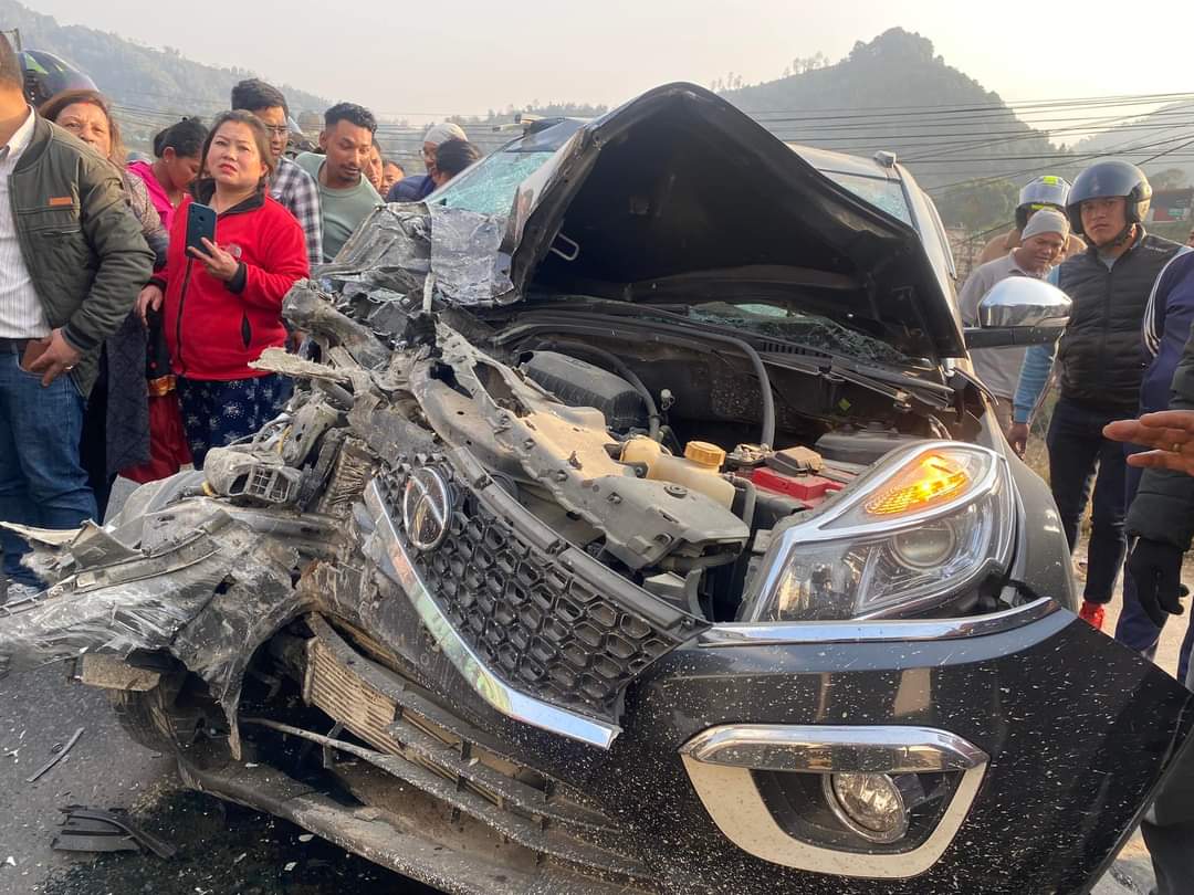 धुलिखेल अस्पतालका स्टाफ सवार बससँग कार ठोक्कियो