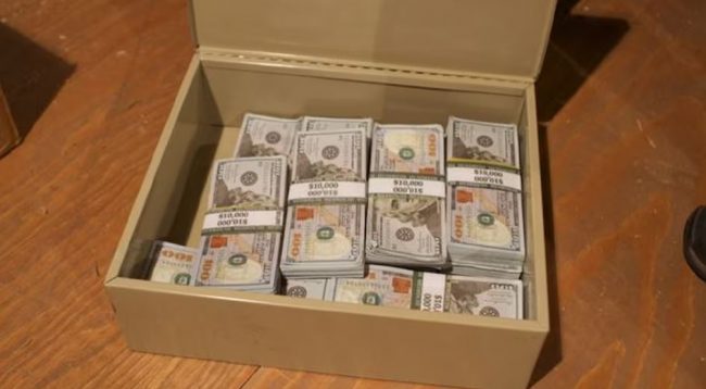 पर्खाल भत्केपछि निस्कन थाले नोटका बन्डल, तर यति ठूलो खजाना फेला पार्ने मान्छे ‘दुःखी’ !