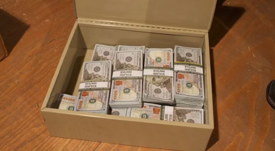 पर्खाल भत्केपछि निस्कन थाले नोटका बन्डल, तर यति ठूलो खजाना फेला पार्ने मान्छे ‘दुःखी’ !