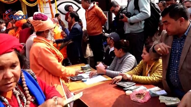 पशुपतिनाथको दर्शनमा आएका साधुसन्तलाई दक्षिणासहित बिदाइ (भिडियो)