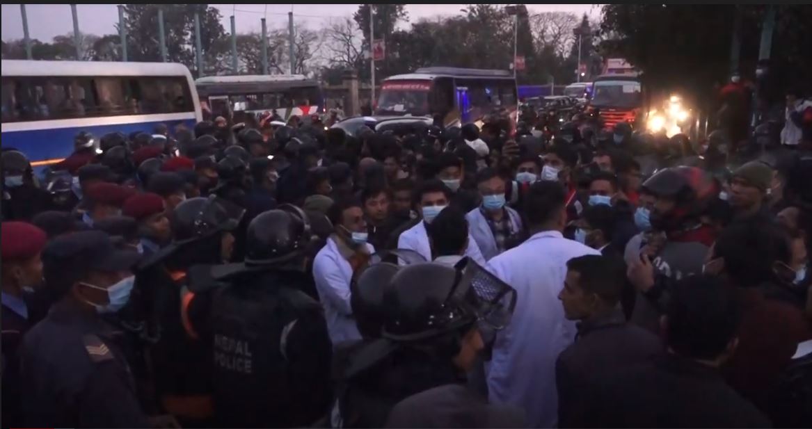 राष्ट्रपतिको सवारीका क्रममा प्रहरीले कुटपिट गरेको भन्दै वीर अस्पतालका चिकित्सकहरुको प्रदर्शन