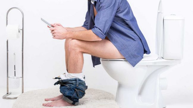 लामो समयसम्म ट्वाइलेट सिटमा बस्नुहुन्छ ? लाग्न सक्छ यस्तो गम्भीर रोग