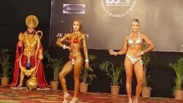 मञ्चमा हनुमानको मूर्ति अगाडि महिला बडीबिल्डरको पहिरनलाई लिएर विवाद