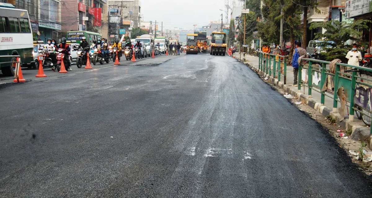 नेपालगञ्जमा ‘अस्फाल्ट’ प्रविधिमा सडक कालोपत्र गरिँदै