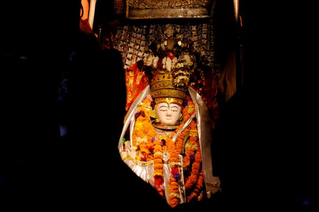 सेतो मच्छिन्द्रनाथ जात्राको दोस्रो दिन: असनदेखि हनुमानढोकासम्म रथ तानियो (फोटो फिचर)