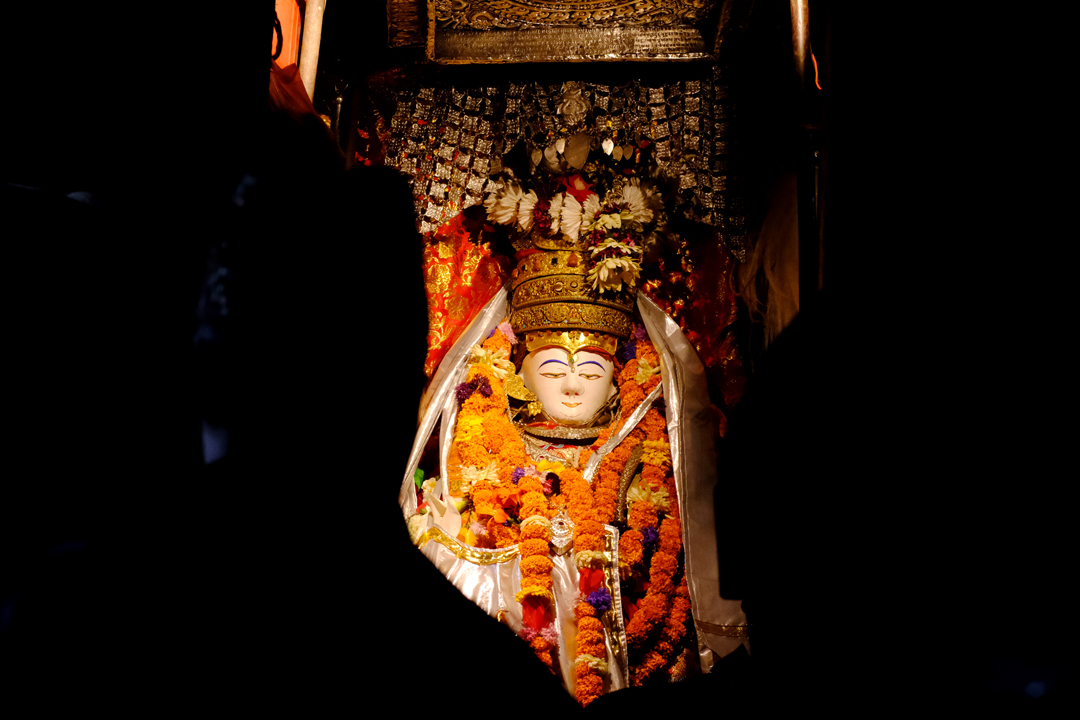 सेतो मच्छिन्द्रनाथ जात्राको दोस्रो दिन: असनदेखि हनुमानढोकासम्म रथ तानियो (फोटो फिचर)