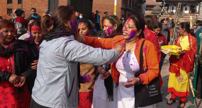 मर्यादित बन्दै होली