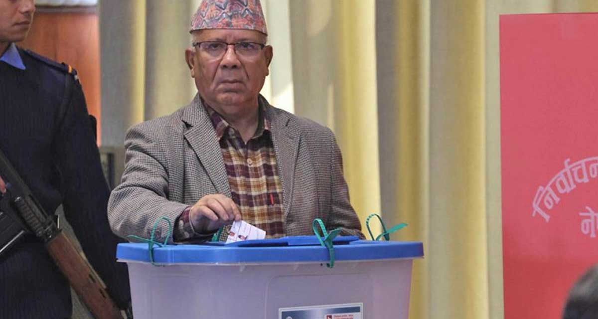 एकीकृत समाजवादीका अध्यक्ष नेपालद्वारा मतदान