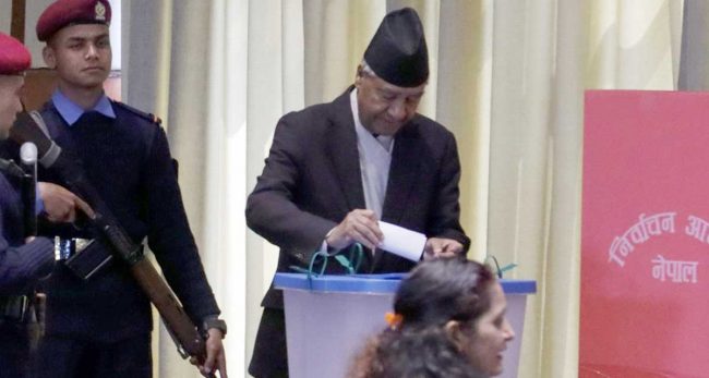 नेपाली कांग्रेस सभापति देउवाद्वारा मतदान