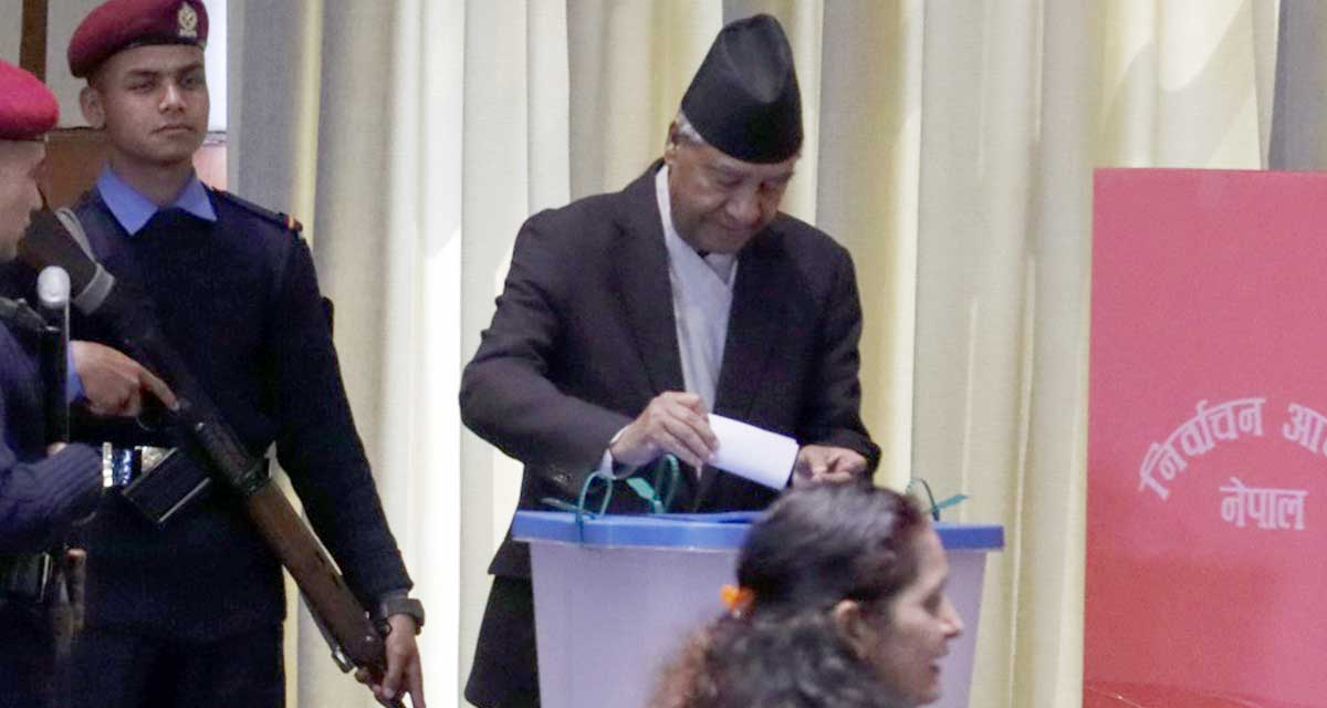 नेपाली कांग्रेस सभापति देउवाद्वारा मतदान