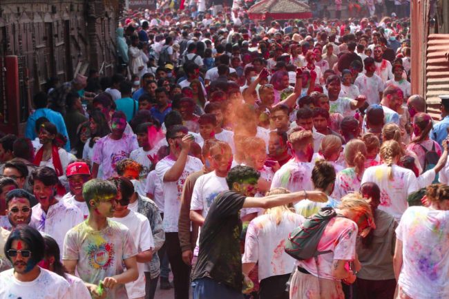 पहाडी जिल्लामा हर्षोल्लासका साथ मनाइयो होली, तराईमा भोलि