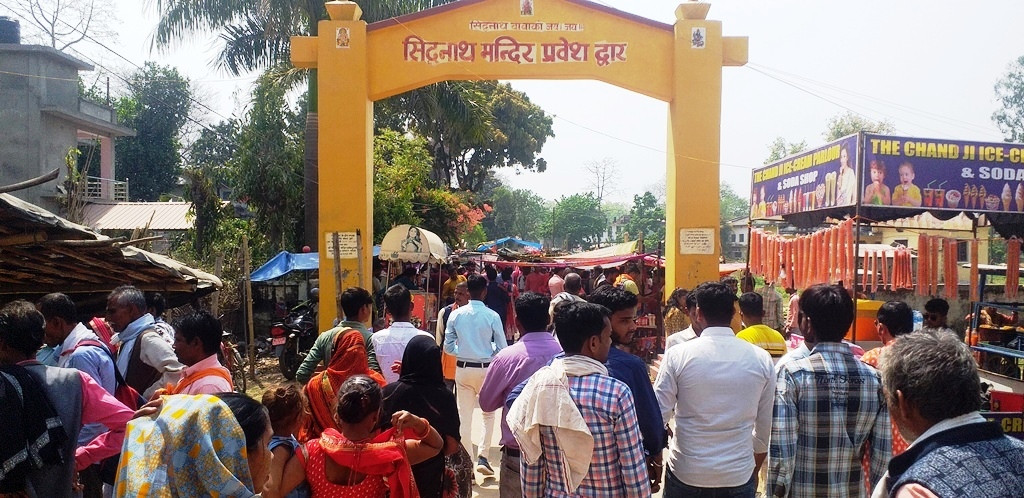 ब्रह्मदेवस्थित सिद्धबाबाको मन्दिरमा भारतीय दर्शनार्थीको घुइँचो