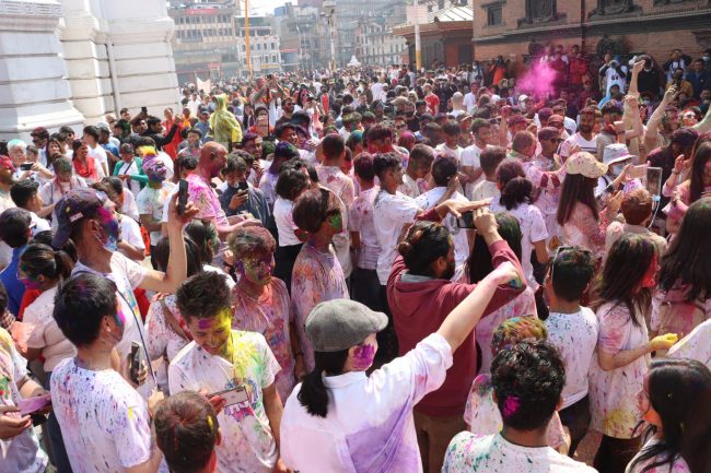 बसन्तपुरमा हाेलीकाे राैनक (फाेटाेफिचर)