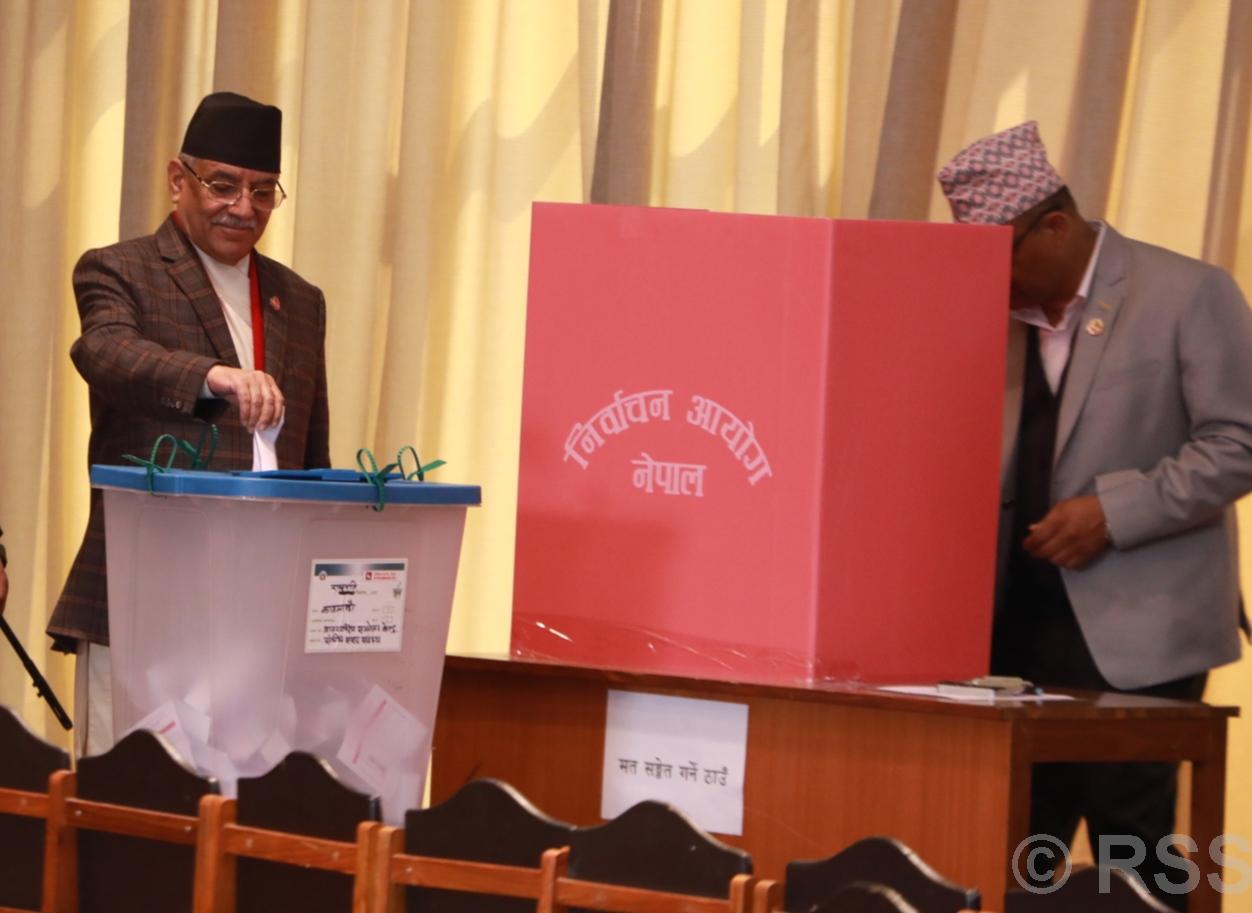 प्रधानमन्त्री प्रचण्डले गरे मतदान