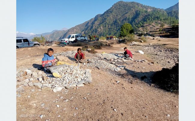 परिवारको सहारा बन्दै बालबालिका