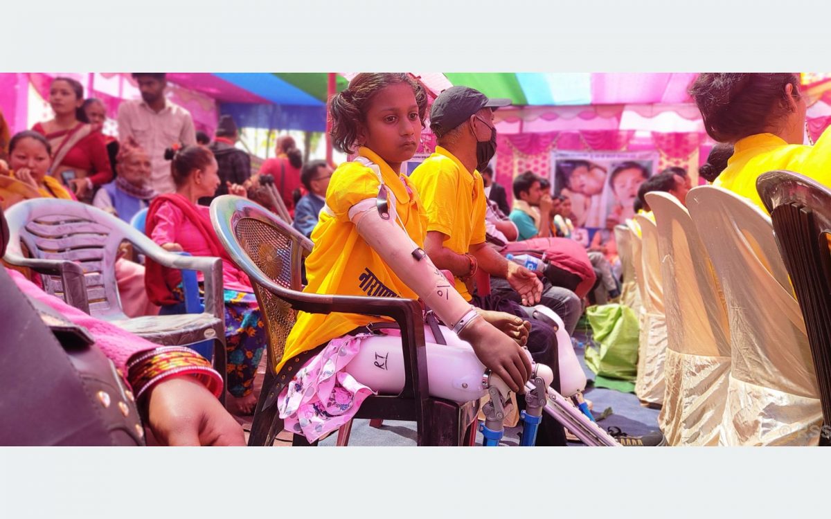 जन्मँदै हातपाउ नभएकी लक्ष्मी कृत्रिम हातखुट्टा पाउँदा दङ्ग