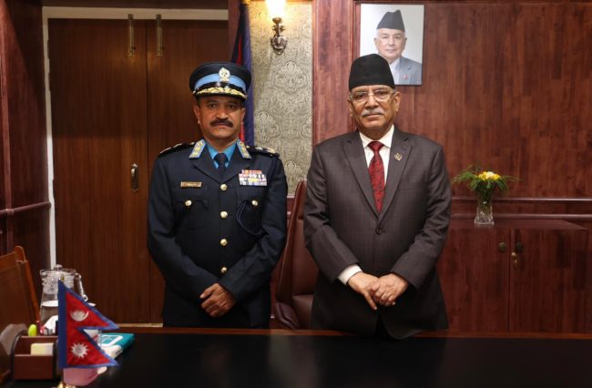 नवनियुक्त आईजीपी कुँवरलाई प्रधानमन्त्रीले दिए बधाई (तस्बिरहरु)