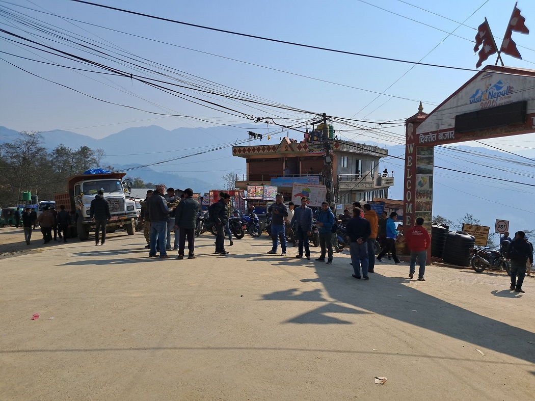 बिहानैदेखि बन्दकर्ता सडकमा, यातायात ठप्प