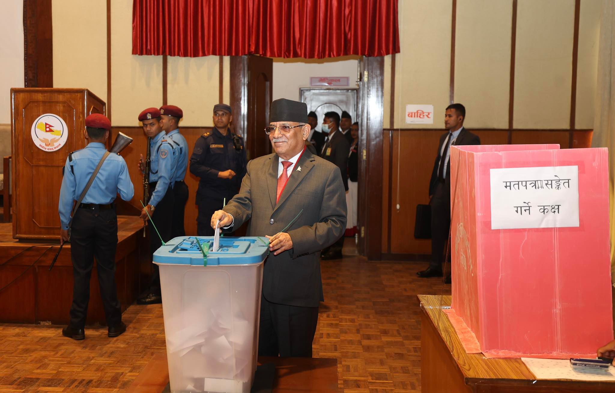 प्रधानमन्त्री प्रचण्डले गरे उपराष्ट्रपतिको निर्वाचनमा मतदान