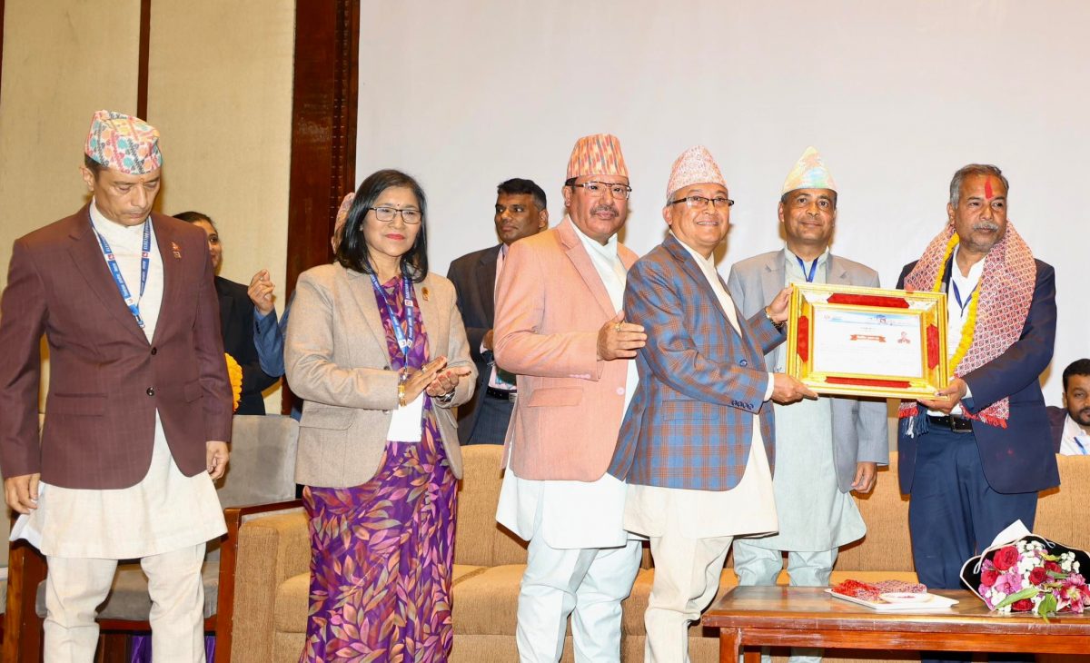 नवनिर्वाचित उपराष्ट्रपति यादवलाई प्रमाणपत्र प्रदान