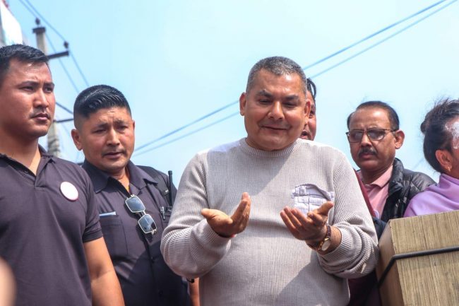 राजासँग रिसाए दुर्गा प्रसाई, भन्छन– ‘राजतन्त्र चाहिने हो, आन्दोलनमा आउनु पर्‍यो’