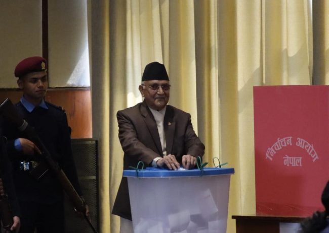 मतदानपछि ओलीले भने- एमाले र कांग्रेस एक ठाउँमा नहुने भनेर कसम खाएका छैनौँ