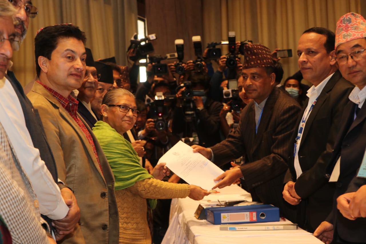 एमालेबाट उपराष्ट्रपतिमा अष्टलक्ष्मी शाक्यले गरिन् उम्मेदवारी दर्ता