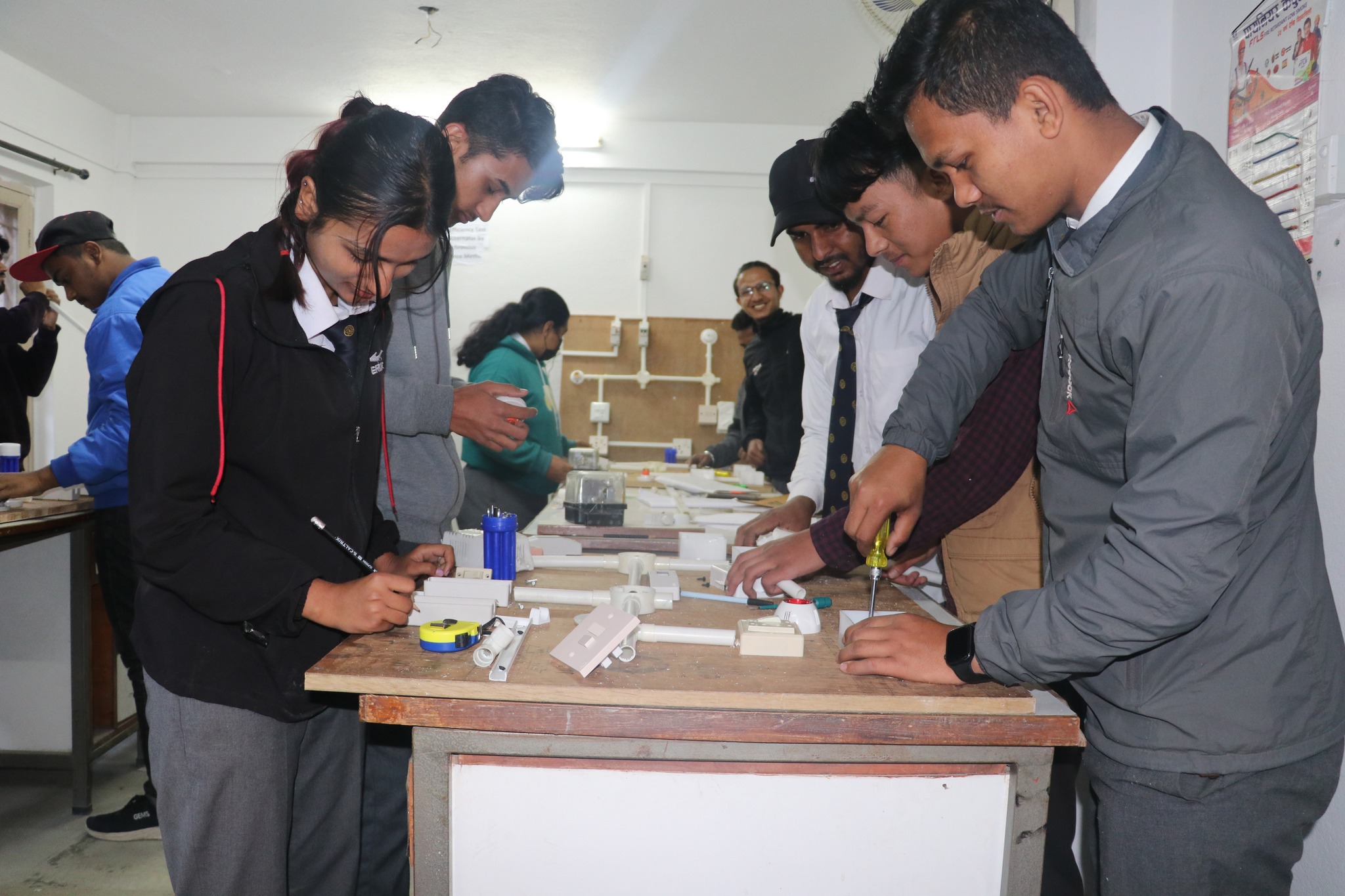 २४ जना विद्यार्थीले एकैपटक प्रयोग गर्न मिल्ने उपकरण जडान