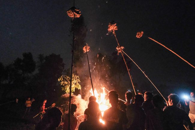 राजापुरका थारु समुदायको होलिका पर्व: नयाँ आगो भित्र्याउने परम्परा (फोटो फिचर)