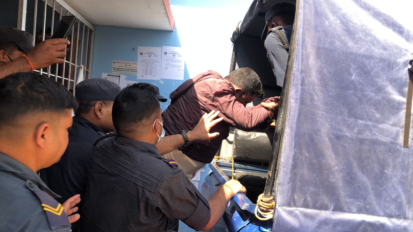 नगरप्रमुख श्रेष्ठमाथि माेबिल छ्याप्ने एकजना प्रहरी नियन्त्रणमा, दुईजना फरार