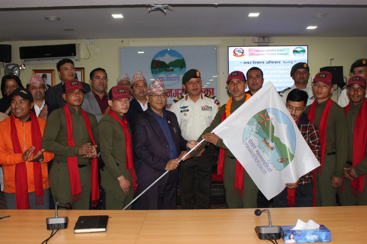 हिमाल सफाइमा लागेको टोलीलाई सहयोग